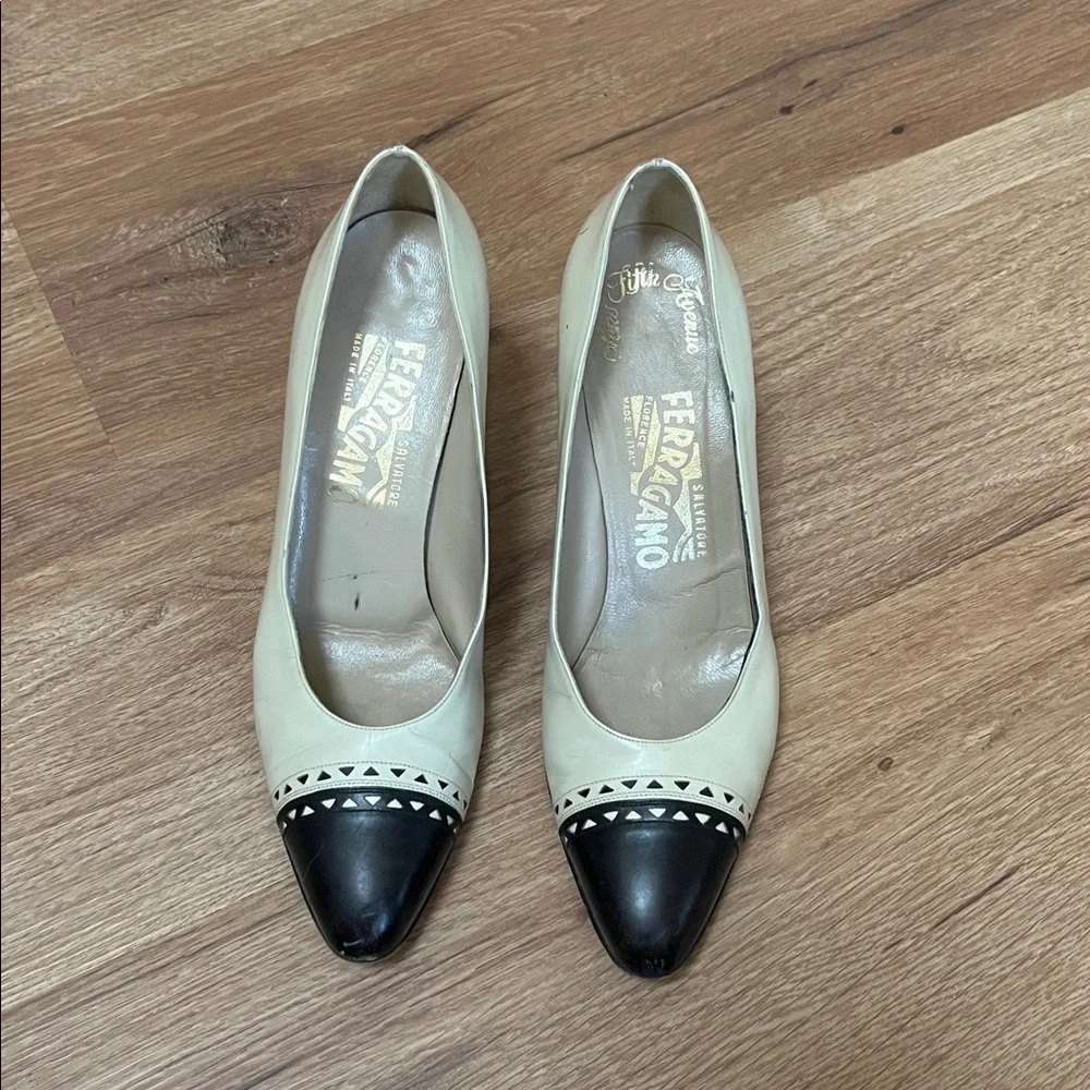 Vintage Salvatore Ferragamo cream/black oxford style pumps, size 8 AA